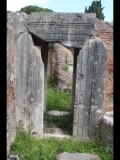 00113 ostia - necropoli della via ostiense (porta romana necropolis) - b6 - tomba degli archetti - blick durch den eingang suedfassade.jpg